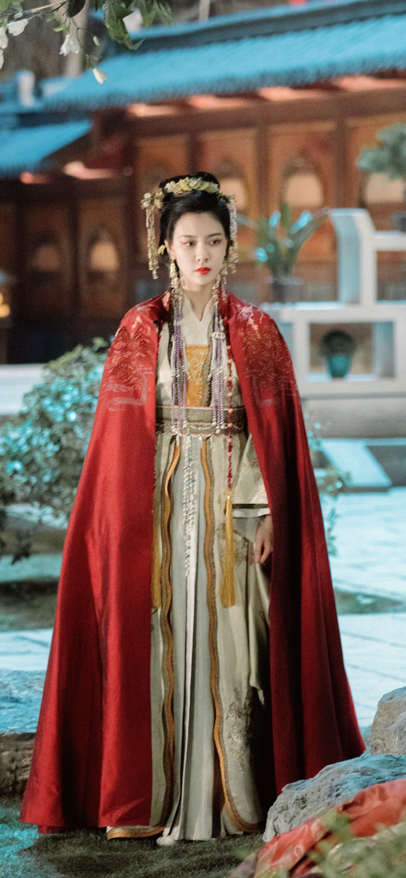 Amid Gardens and Dreams in Traditional Hanfu:Exploring the Three-Piece Hanfu Ensemble Amid Gardens and Dreams in Traditional Hanfu:Exploring the Three-Piece Hanfu Ensemble