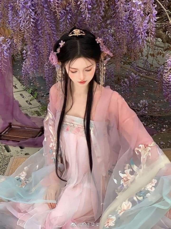 Mulan,the Ancient Girl in Hanfu Dress:A Journey into the World of Chinese Traditional Costume Mulan,the Ancient Girl in Hanfu Dress:A Journey into the World of Chinese Traditional Costume