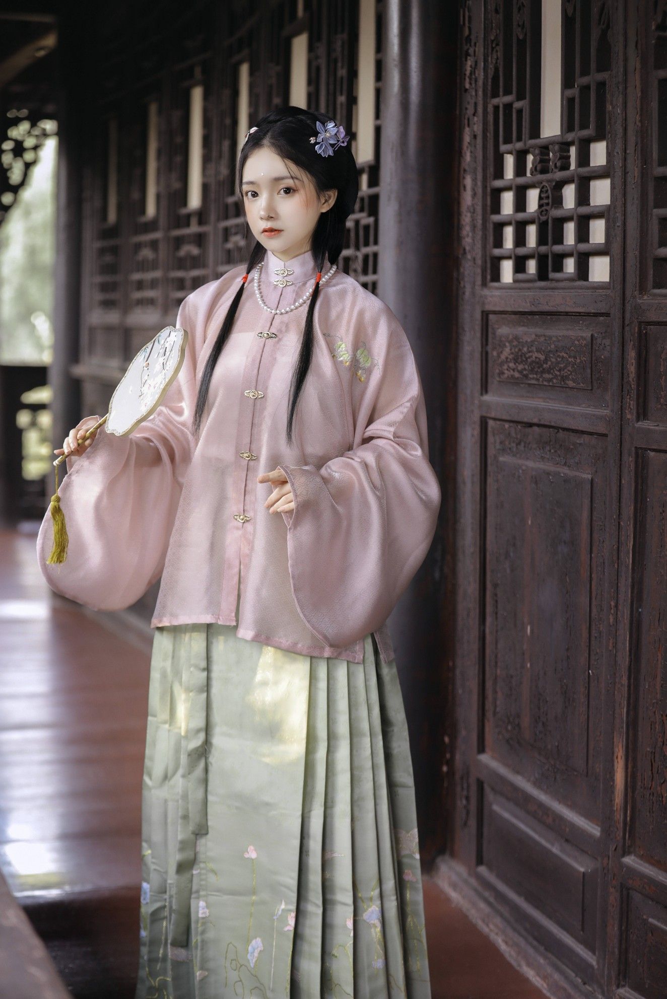 Hanfu in the Jin and Jing Dynasties:A Glimpse into Traditional Chinese Clothing and Culture Hanfu in the Jin and Jing Dynasties:A Glimpse into Traditional Chinese Clothing and Culture