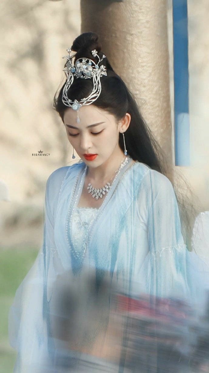 The Allure of Ren Mins Qipao:A Closer Look into the Traditional Chinese Elegance