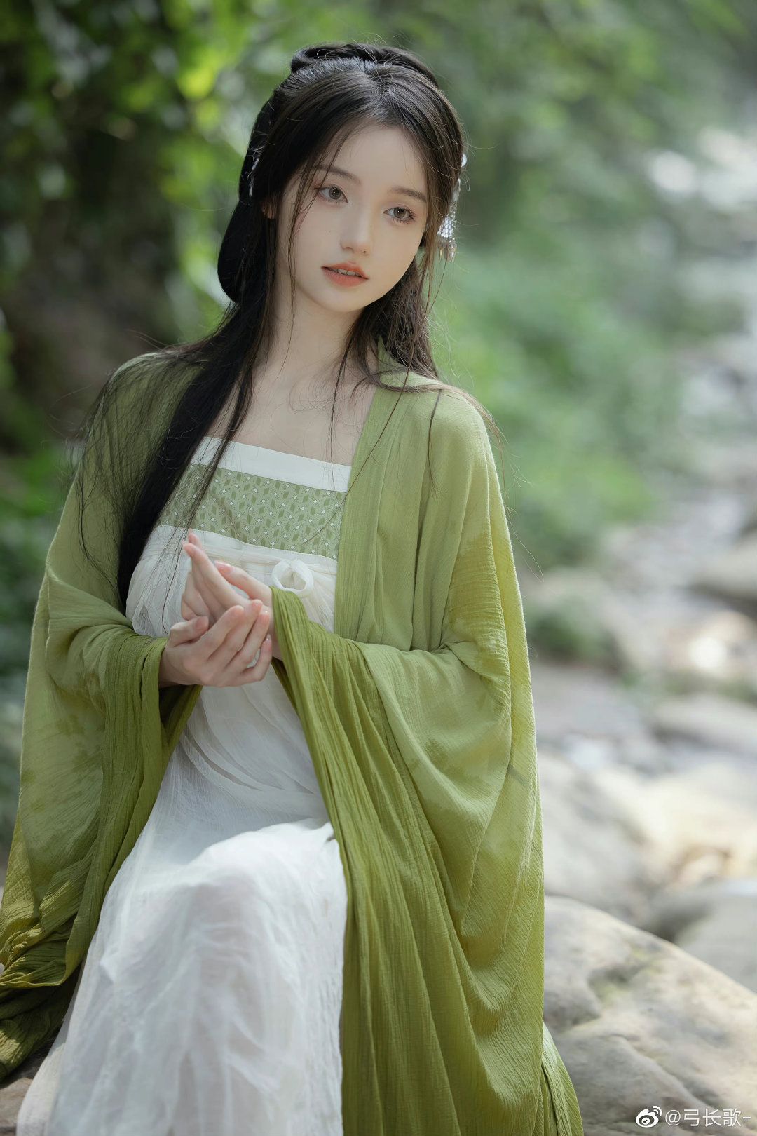 Maternal-Child Harmony in Traditional Chinese Fashion:Qipao and Hanfu for Mother-Daughter Duo Maternal-Child Harmony in Traditional Chinese Fashion:Qipao and Hanfu for Mother-Daughter Duo