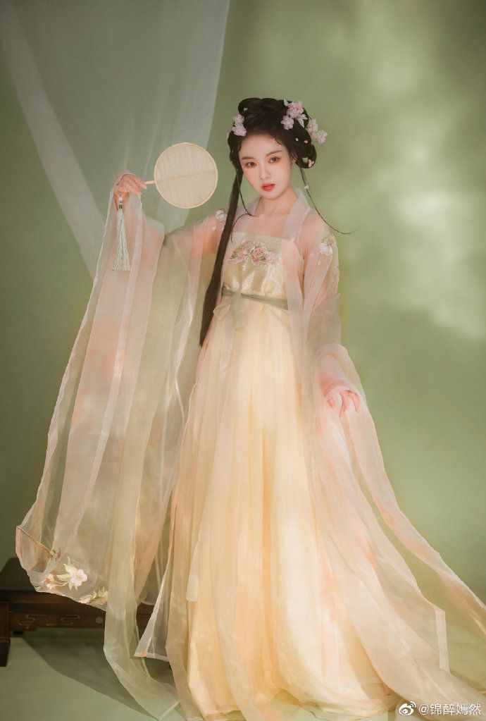The Fabric Journey of Traditional Hanfu Costumes:Materials and Their Cultural Significance