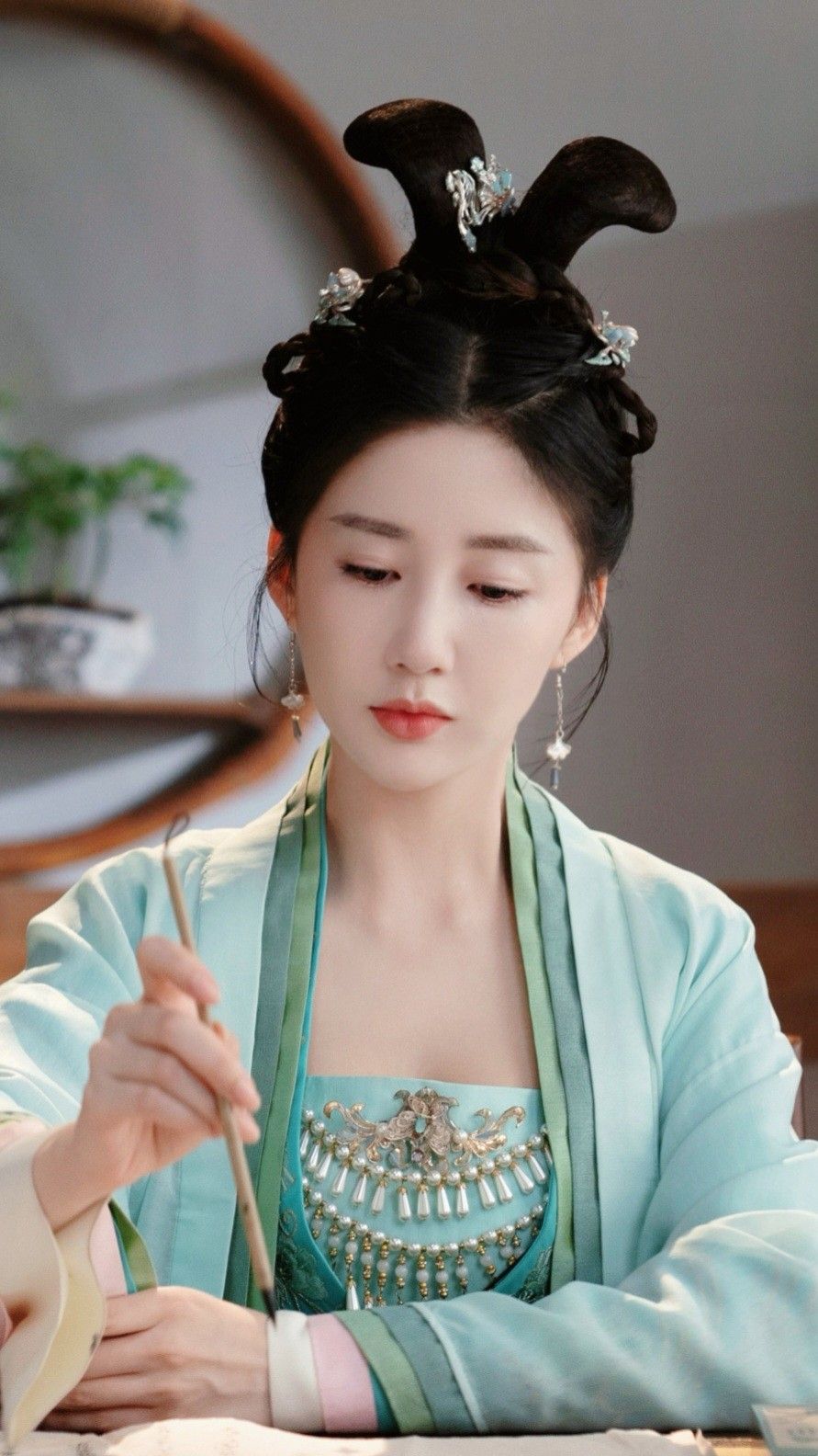 The Enchanting Beauty of Princess Yaoyao in Her Hanfu Accessories and Deer-Blessed Splendor The Enchanting Beauty of Princess Yaoyao in Her Hanfu Accessories and Deer-Blessed Splendor