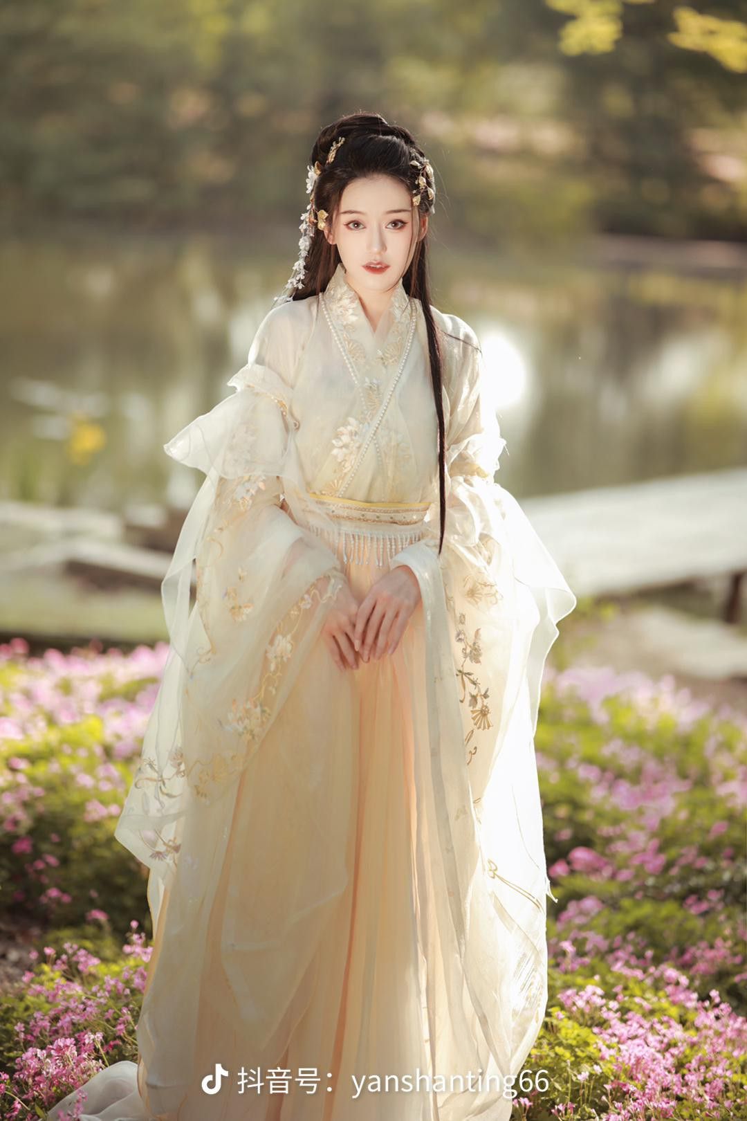 Chinese-Style Childrens Cheongsam:Embracing Traditional Elegance in Little Girls Fashion