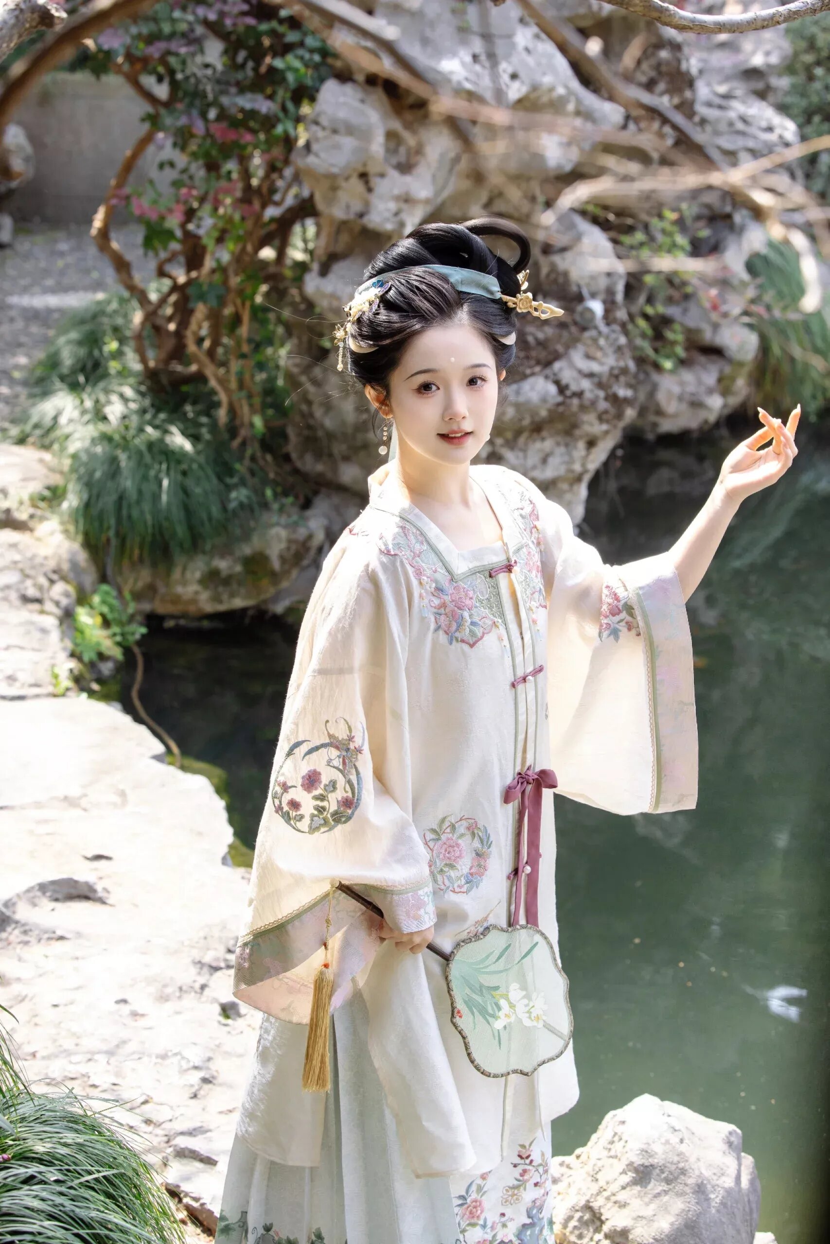Vintage Purple Cheongsam:A Glimpse into Traditional Elegance Vintage Purple Cheongsam:A Glimpse into Traditional Elegance
