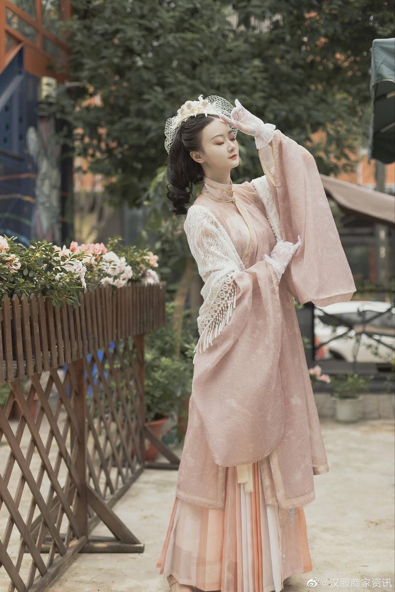 Embracing the Charm of Cheongsam for Short Women:A Guide for 155cm Dwarfs