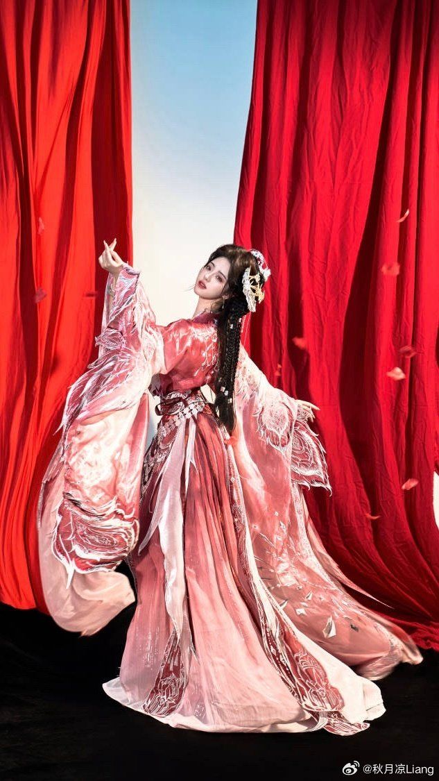 Ancient Beauty in a 12-Year-Olds Hanfu:A Fairy-Like Journey Through Time Ancient Beauty in a 12-Year-Olds Hanfu:A Fairy-Like Journey Through Time