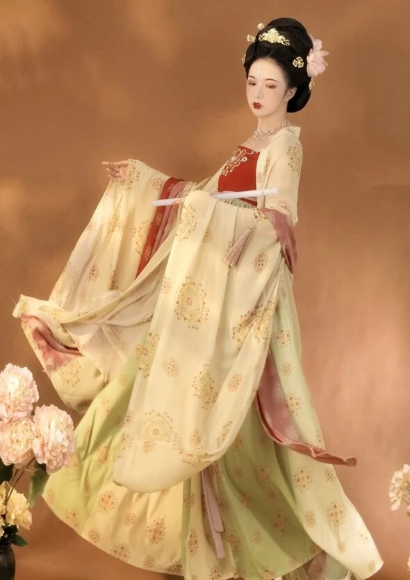 The Elegance of a Waisted汉服齐腰女