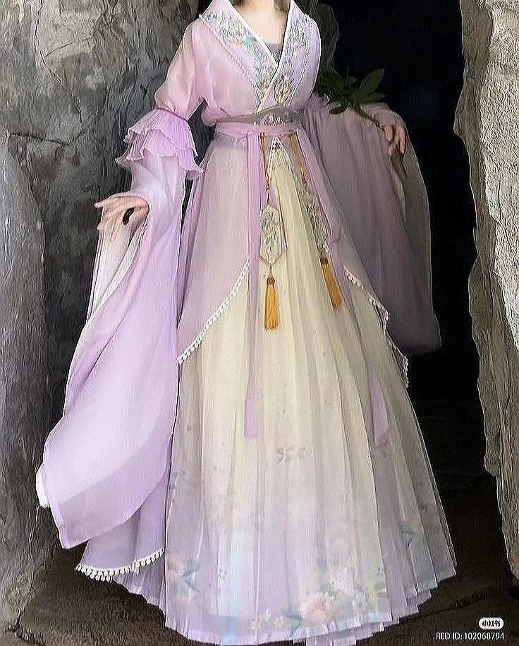 The Allure of Pin-Clasp Hair Accessories and a Pair of Traditional Hanfu Costumes The Allure of Pin-Clasp Hair Accessories and a Pair of Traditional Hanfu Costumes
