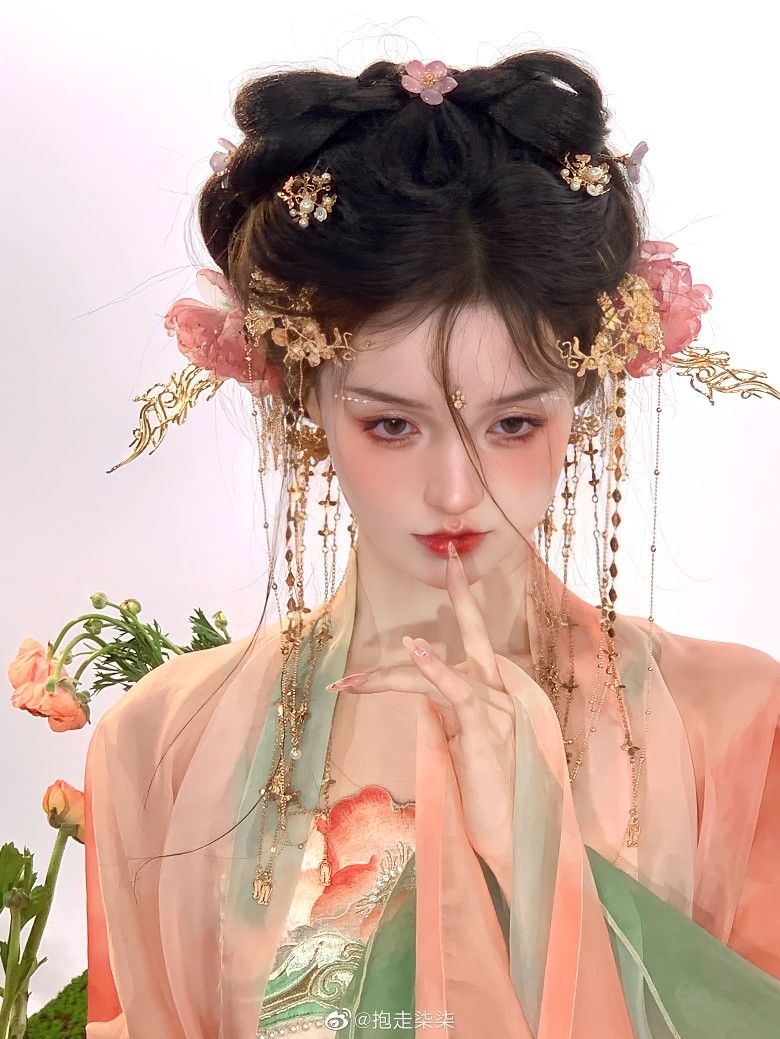 Ethereal Beauty in Glass:The Ancient Charm of Hanfu in a Glass Bead World Ethereal Beauty in Glass:The Ancient Charm of Hanfu in a Glass Bead World
