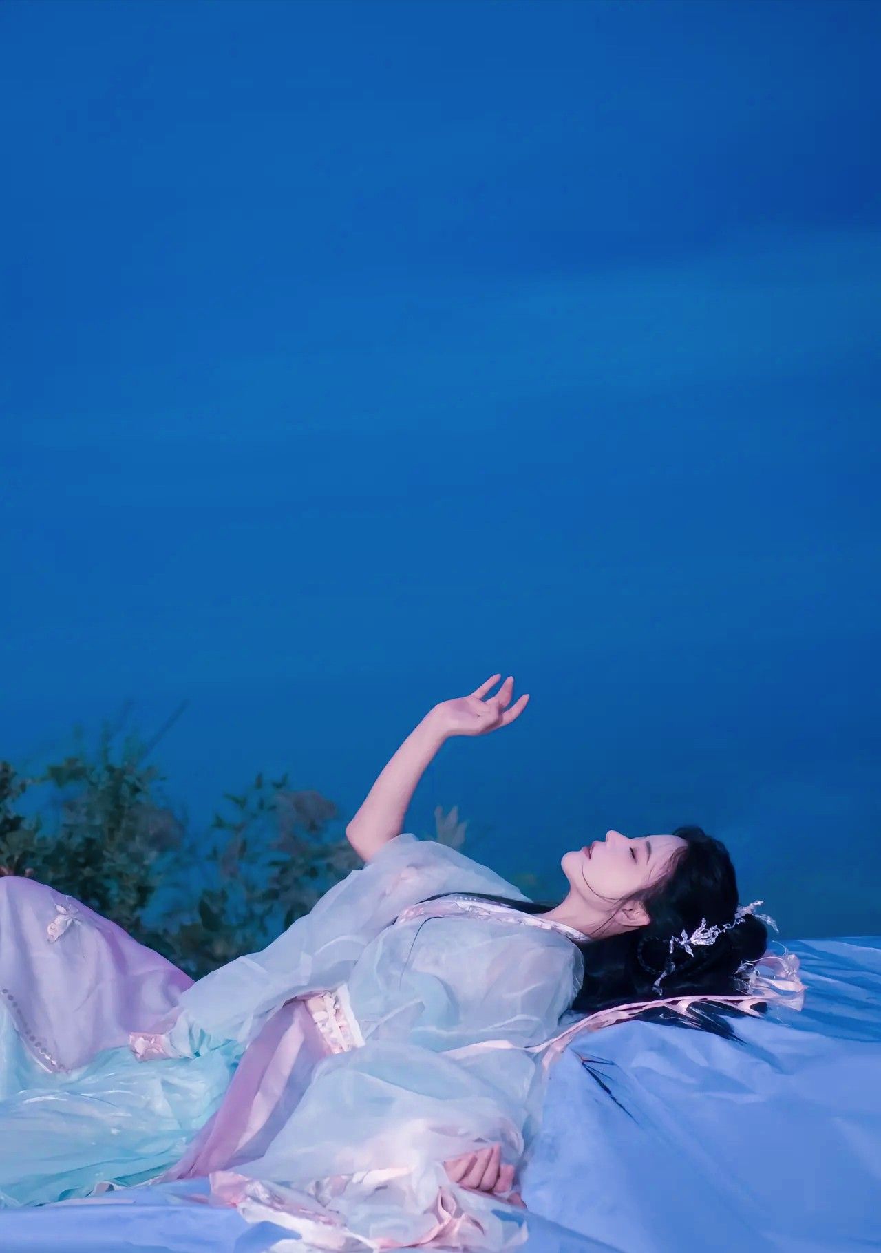 The Splendor of Glass-like Hanfu:Xuanji and Dingkun in Ancient Chinese Culture The Splendor of Glass-like Hanfu:Xuanji and Dingkun in Ancient Chinese Culture