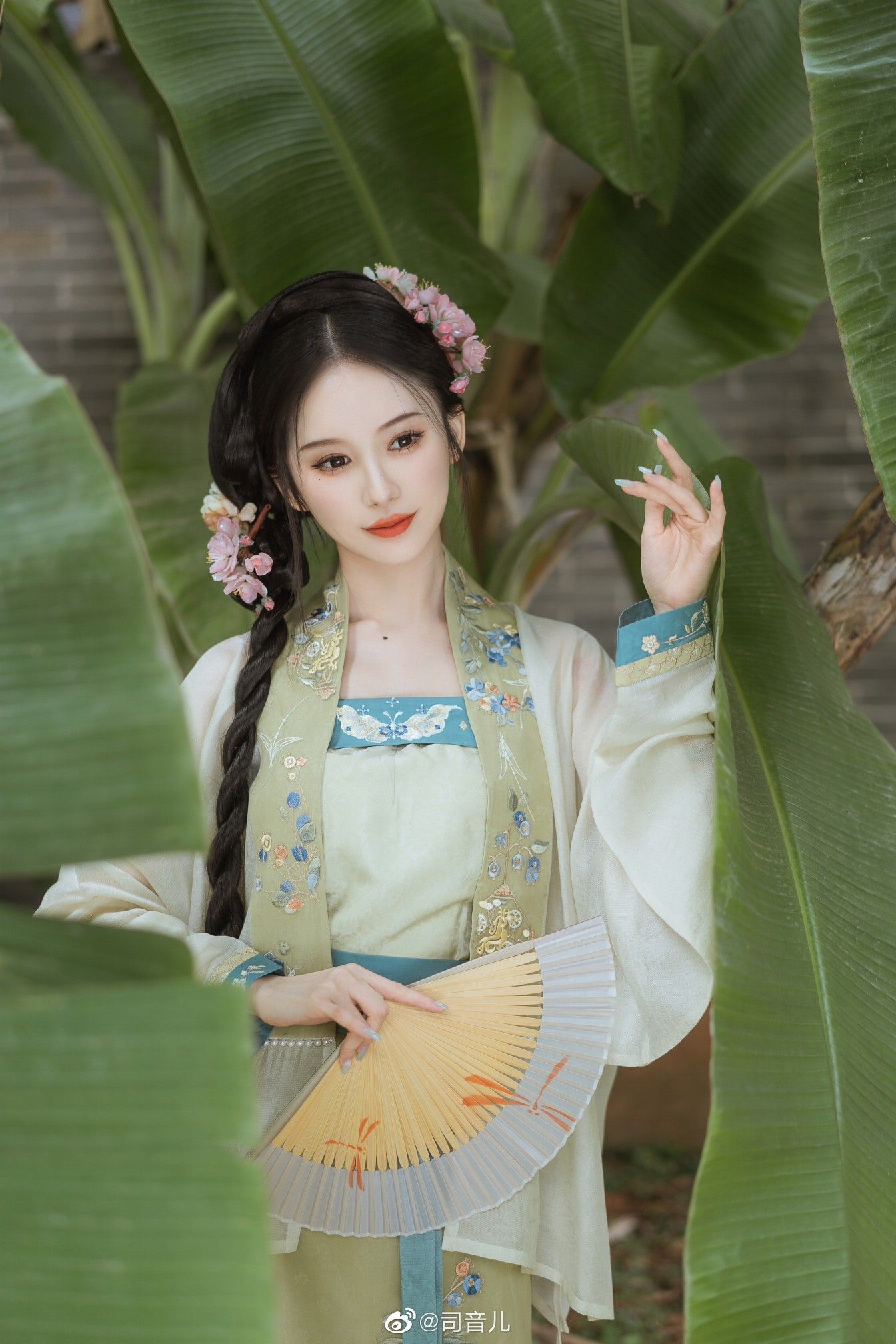 Red Cheongsam:The New Autumn Fashion for 2024 Red Cheongsam:The New Autumn Fashion for 2024