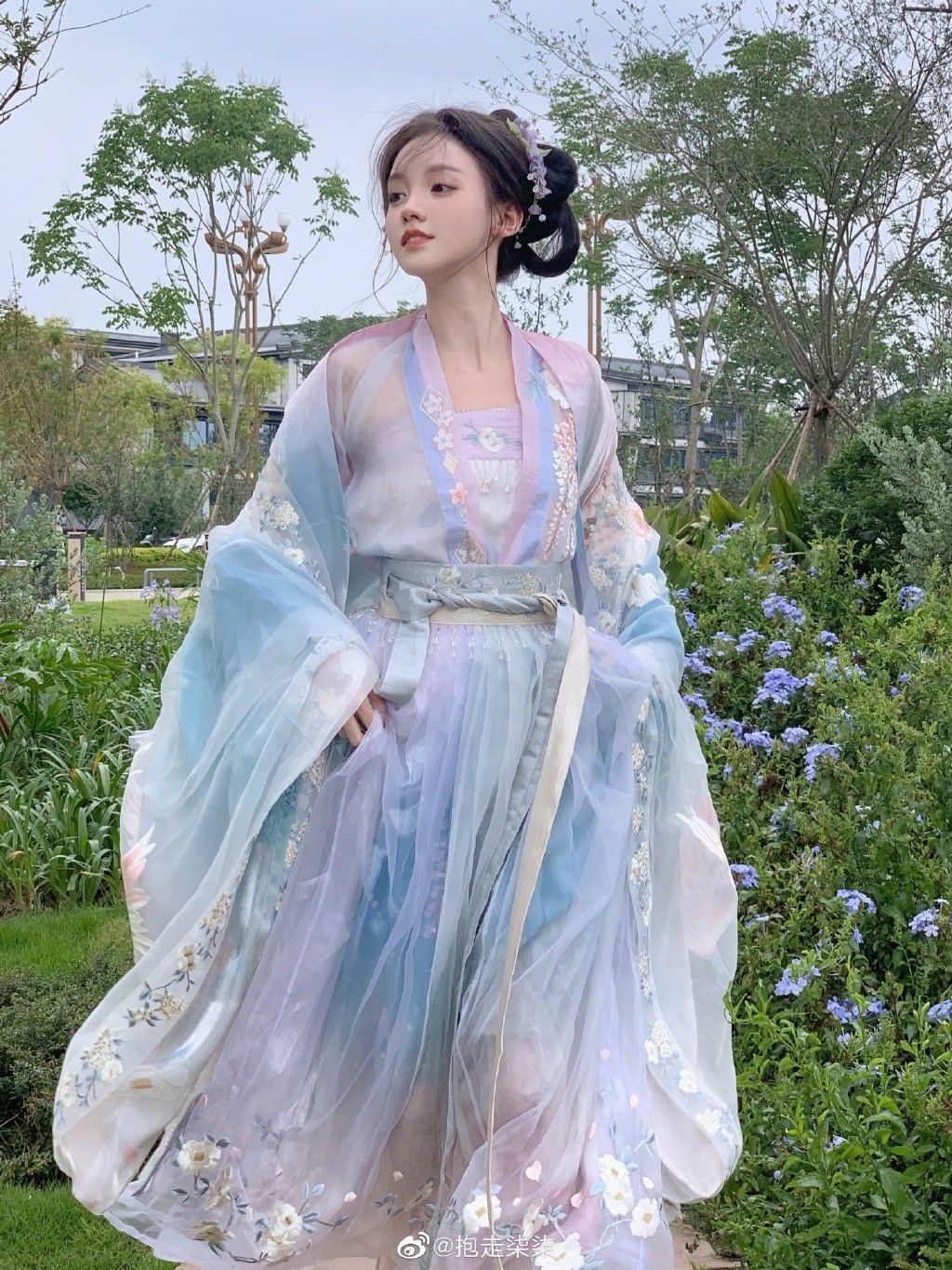 Summer Elegance in Traditional Hanfu Qiyao Style for Women Summer Elegance in Traditional Hanfu Qiyao Style for Women