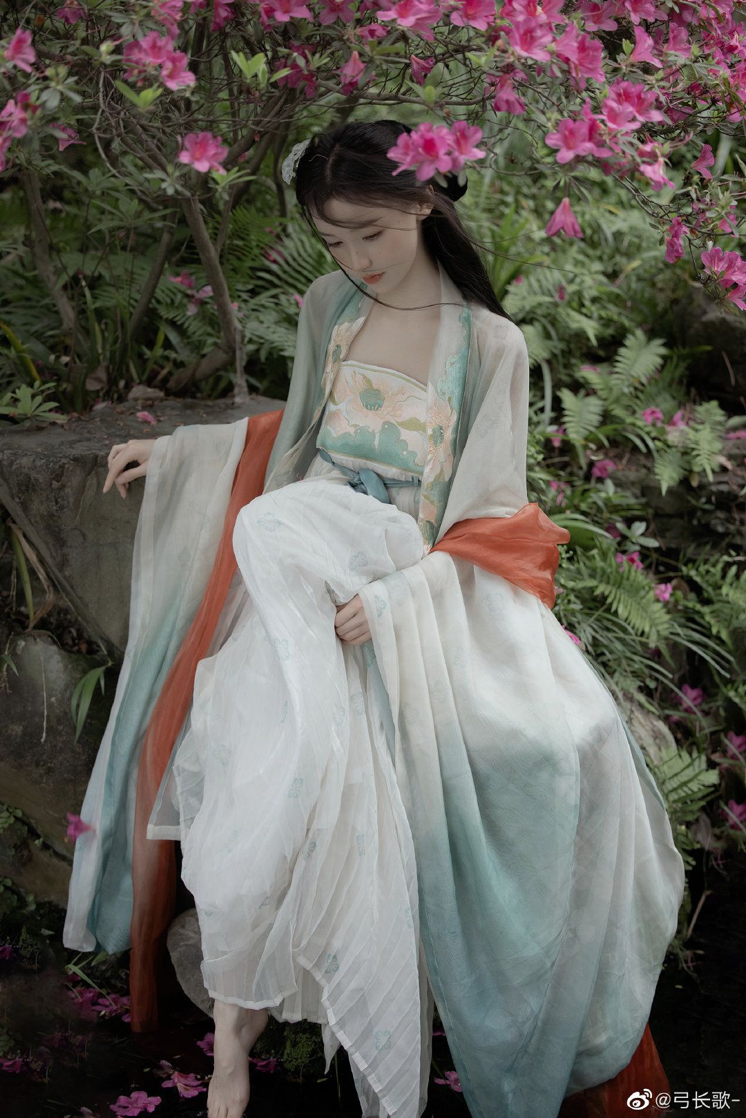 The Enchanting Allure of the Peacebird Cheongsam:A Blend of Tradition and Modernity