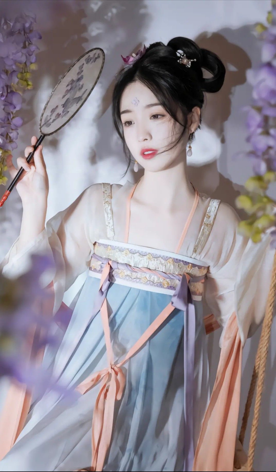 Exploring Scenery in Traditional Hanfu Fashion:A Journey Through Time and Nature