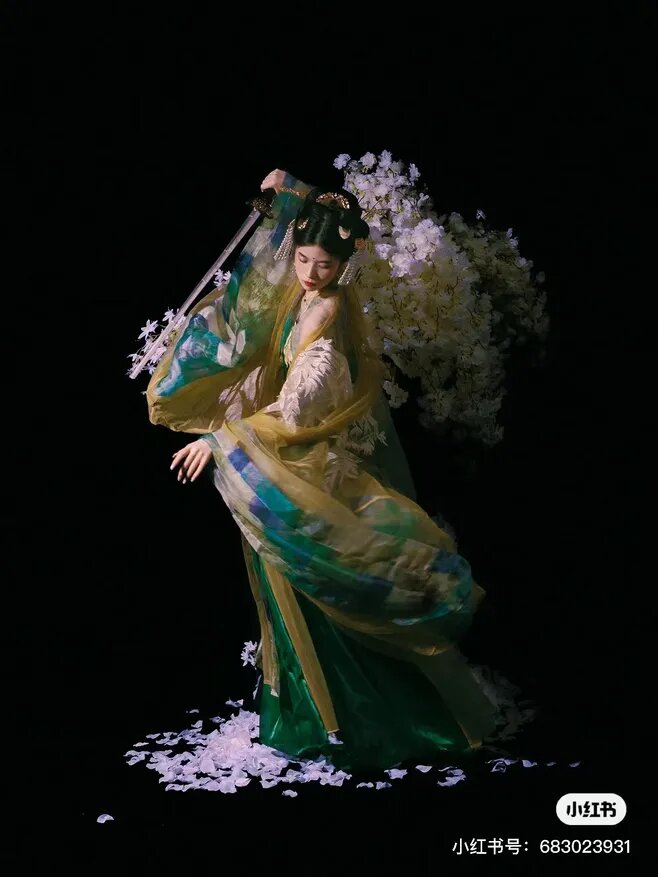 Qiu Jingyi’s Fairy-like Hanfu Fashion:Embracing the Supernatural Elegance Qiu Jingyi’s Fairy-like Hanfu Fashion:Embracing the Supernatural Elegance