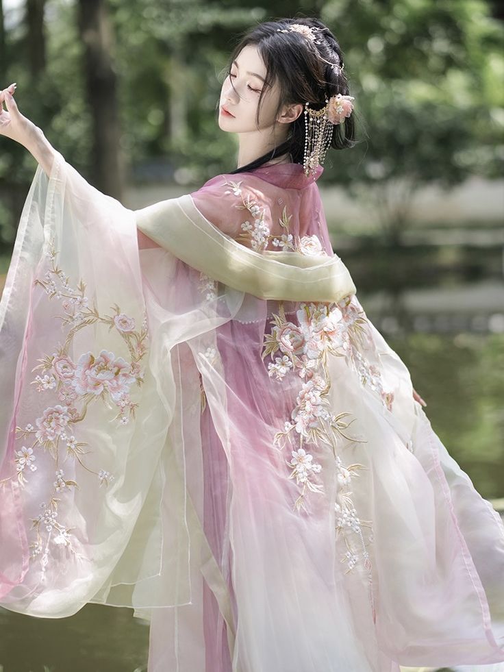Reinventing the Cheongsam for 2024:The New Era of Mini-Stature,Low-Collar Qipao Reinventing the Cheongsam for 2024:The New Era of Mini-Stature,Low-Collar Qipao
