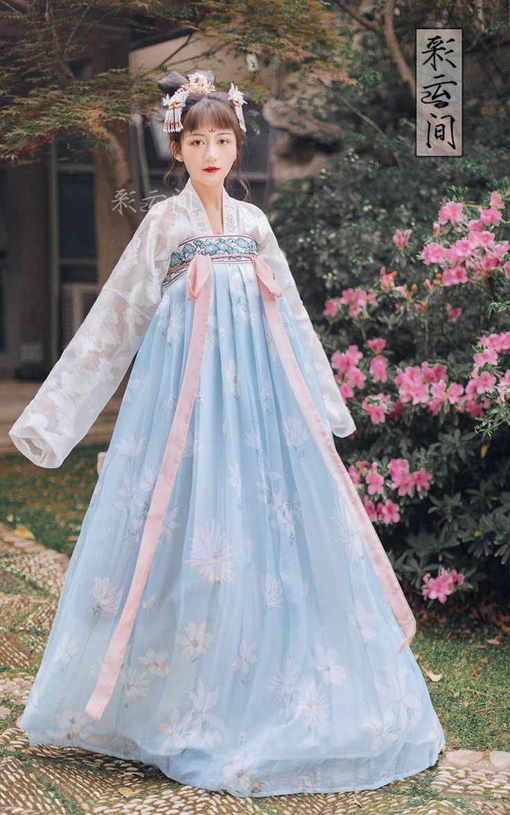 Embracing the Girlish Charm of Qipao:The Revival of Traditional Elegance Embracing the Girlish Charm of Qipao:The Revival of Traditional Elegance