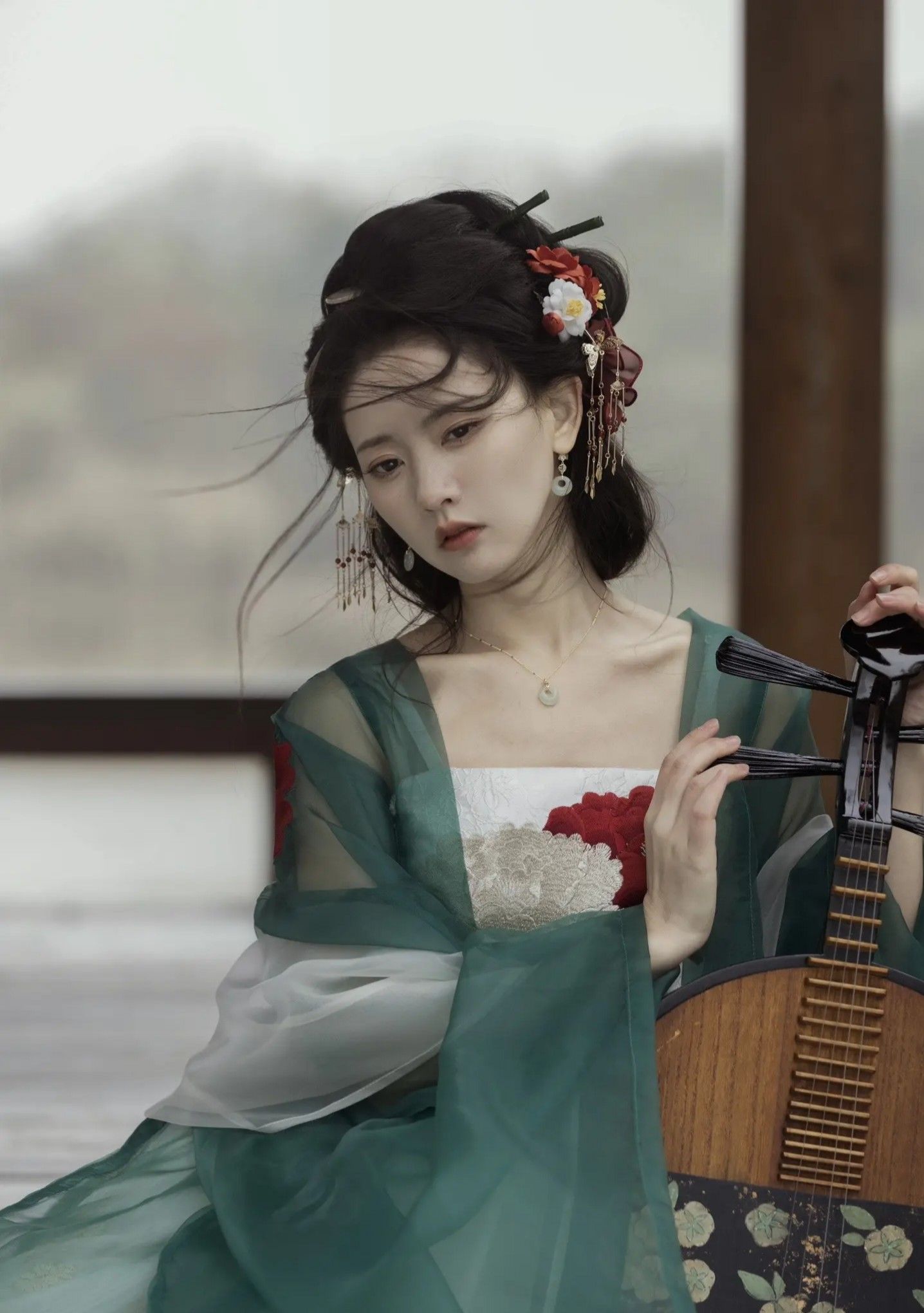 The Charm of Chinese Cheongsam with Mandarin Jacket:A Cultural Exploration The Charm of Chinese Cheongsam with Mandarin Jacket:A Cultural Exploration
