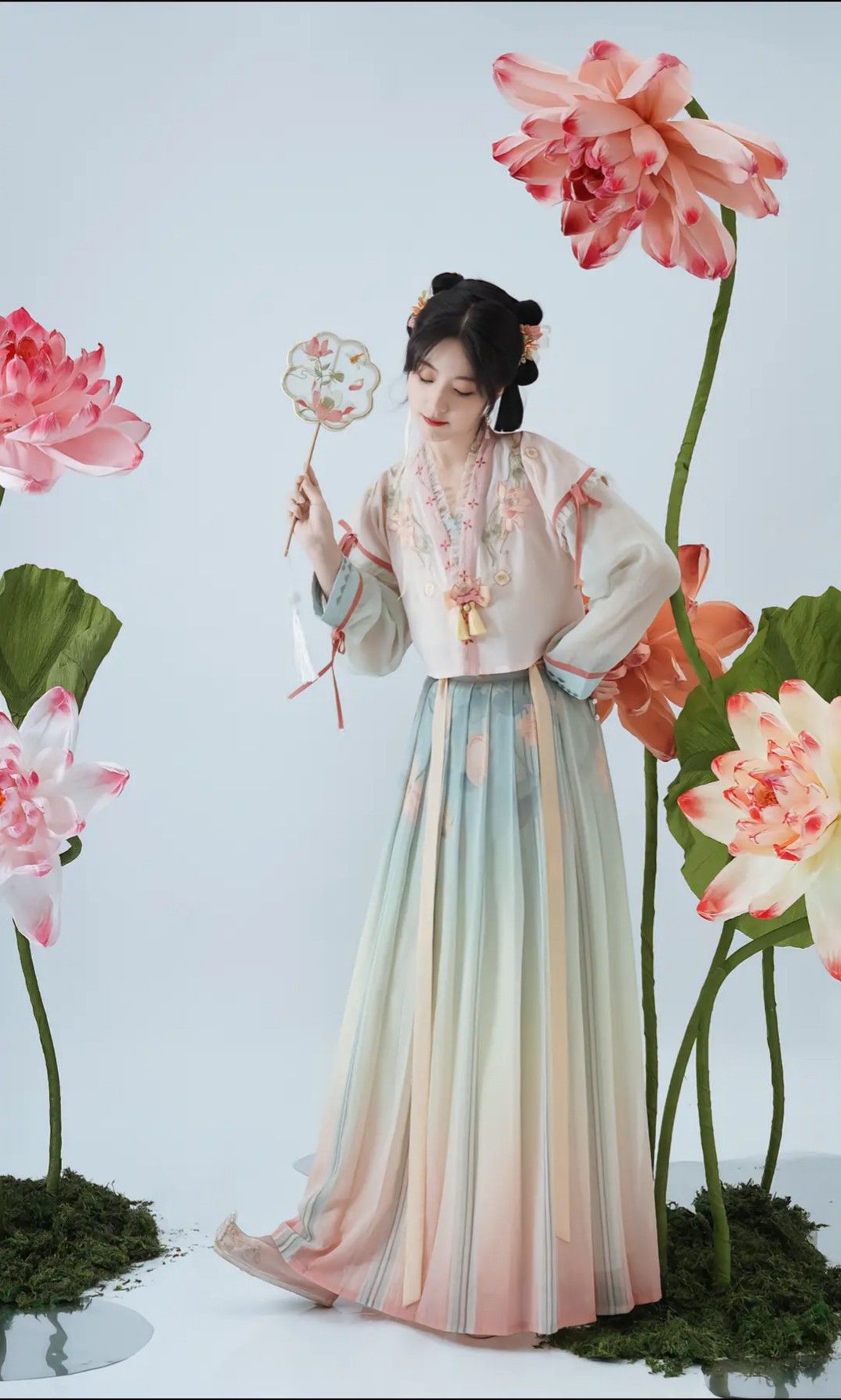 The Splendor of Traditional Chinese New Year:A Girl Child in Hanfu Fashion The Splendor of Traditional Chinese New Year:A Girl Child in Hanfu Fashion
