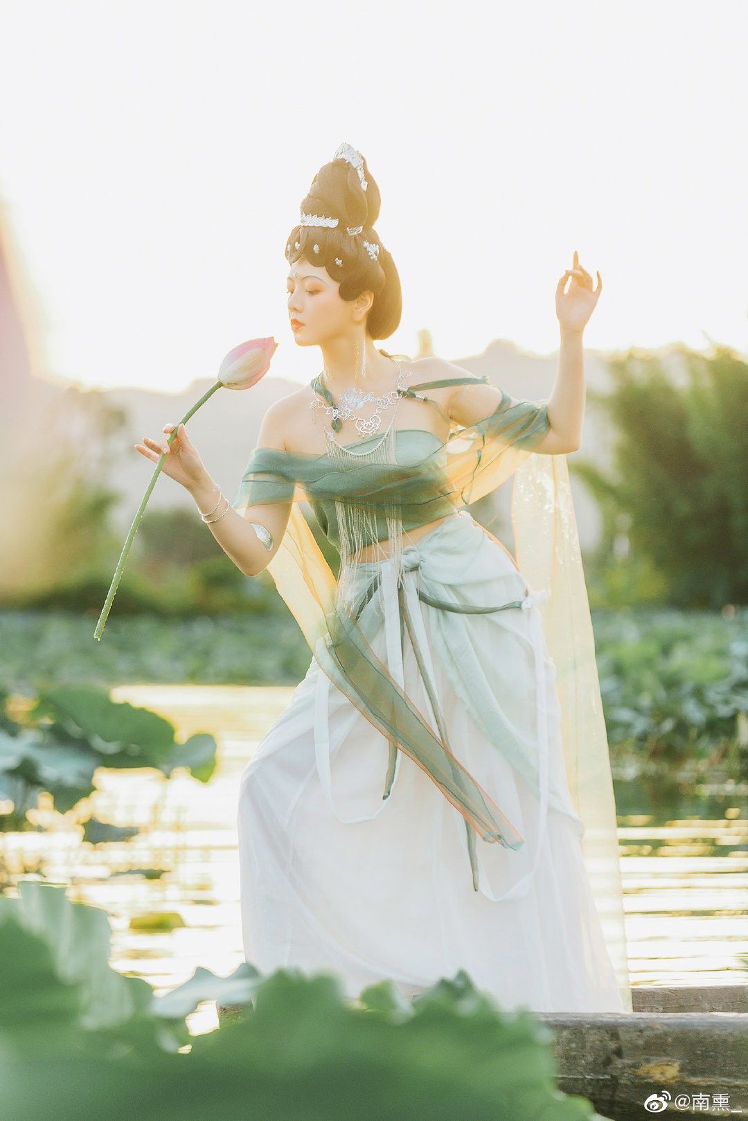 The Two-Piece Ensemble of Cheongsam:Embodying Traditional Elegance The Two-Piece Ensemble of Cheongsam:Embodying Traditional Elegance