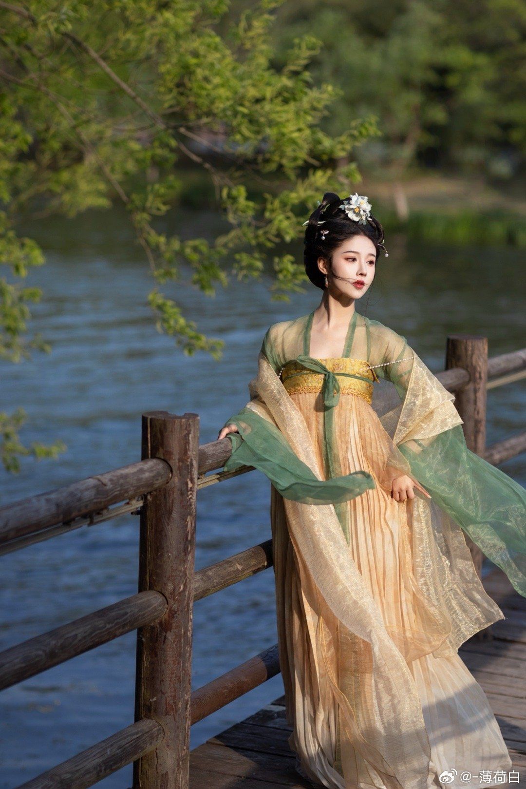 Winter Wedding Splendor:The Charm of a Mini-Bride in a Cheongsam Winter Wedding Splendor:The Charm of a Mini-Bride in a Cheongsam
