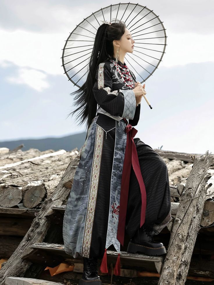 Elegance in Summer:The Allure of Yi Hongyans Qipao Elegance in Summer:The Allure of Yi Hongyans Qipao