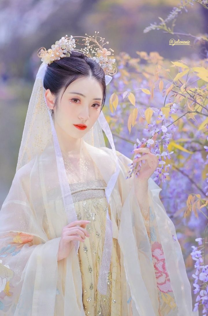 The Elegance of Cheongsam as a Toast-Bearing Bride’s Attire The Elegance of Cheongsam as a Toast-Bearing Bride’s Attire