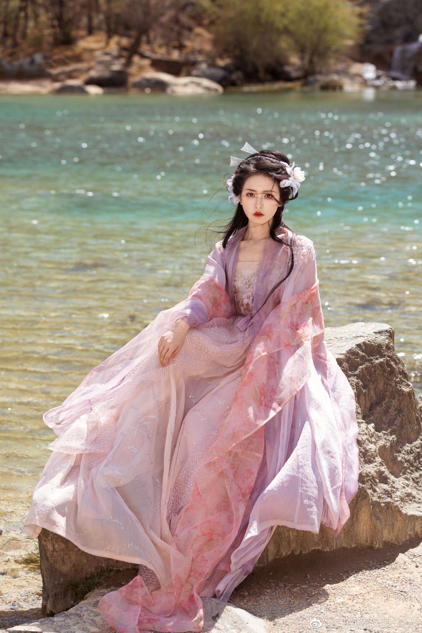 Three-Year-Old Girls Journey into the World of Hanfu Fashion Three-Year-Old Girls Journey into the World of Hanfu Fashion
