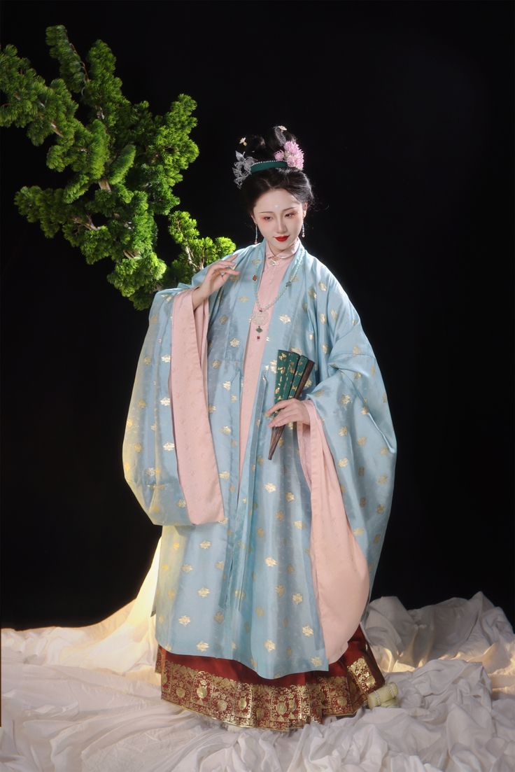 Eternity in a Flicker:The Hanfu Style of Zhou Dongyu in Qian Gu Jun Chen Eternity in a Flicker:The Hanfu Style of Zhou Dongyu in Qian Gu Jun Chen