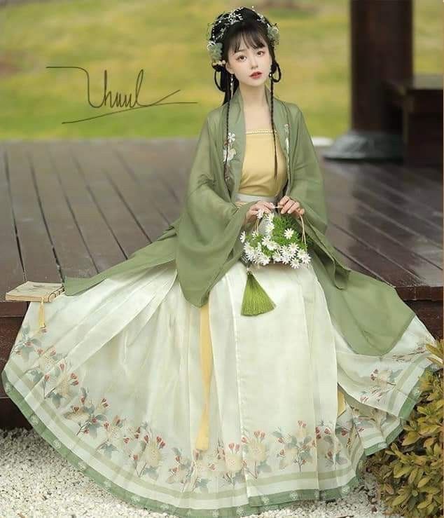 The Intricate Charm of Cheongsams 盘扣条:A Cultural Exploration The Intricate Charm of Cheongsams 盘扣条:A Cultural Exploration