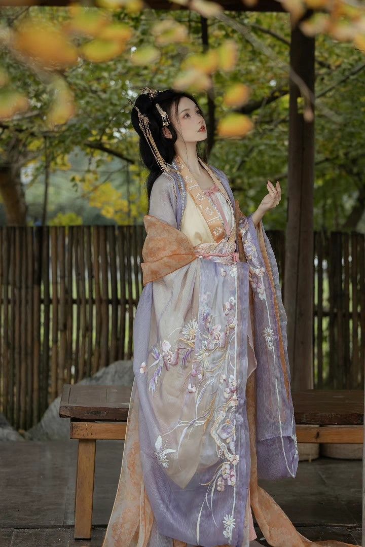 New Year Celebration with Hanfu Hair Buns:A Glimpse into Traditional Chinese Culture New Year Celebration with Hanfu Hair Buns:A Glimpse into Traditional Chinese Culture