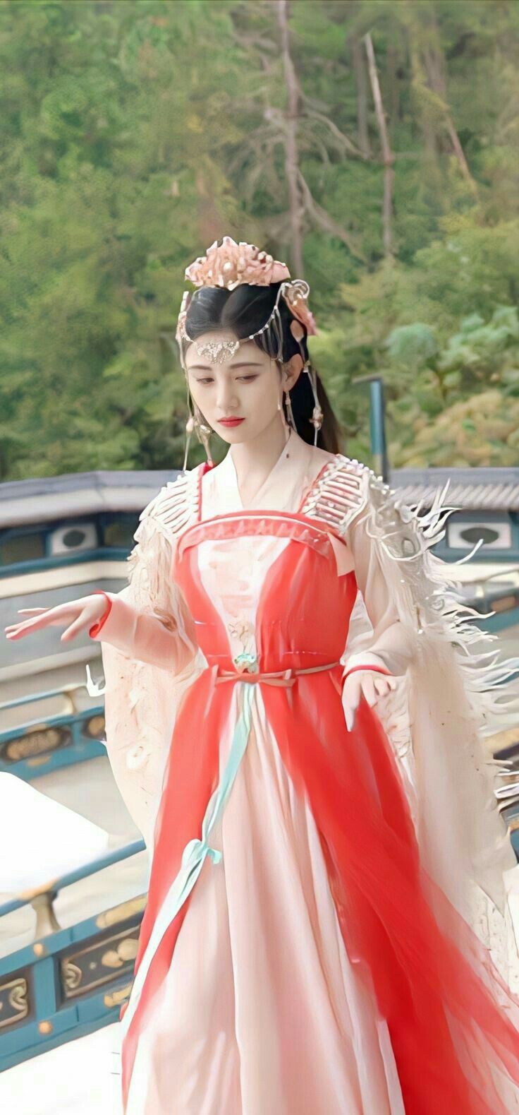The Splendid Splendor of the Jin-Wei Era:The Evolution of the Cross-Collared Hanfu The Splendid Splendor of the Jin-Wei Era:The Evolution of the Cross-Collared Hanfu
