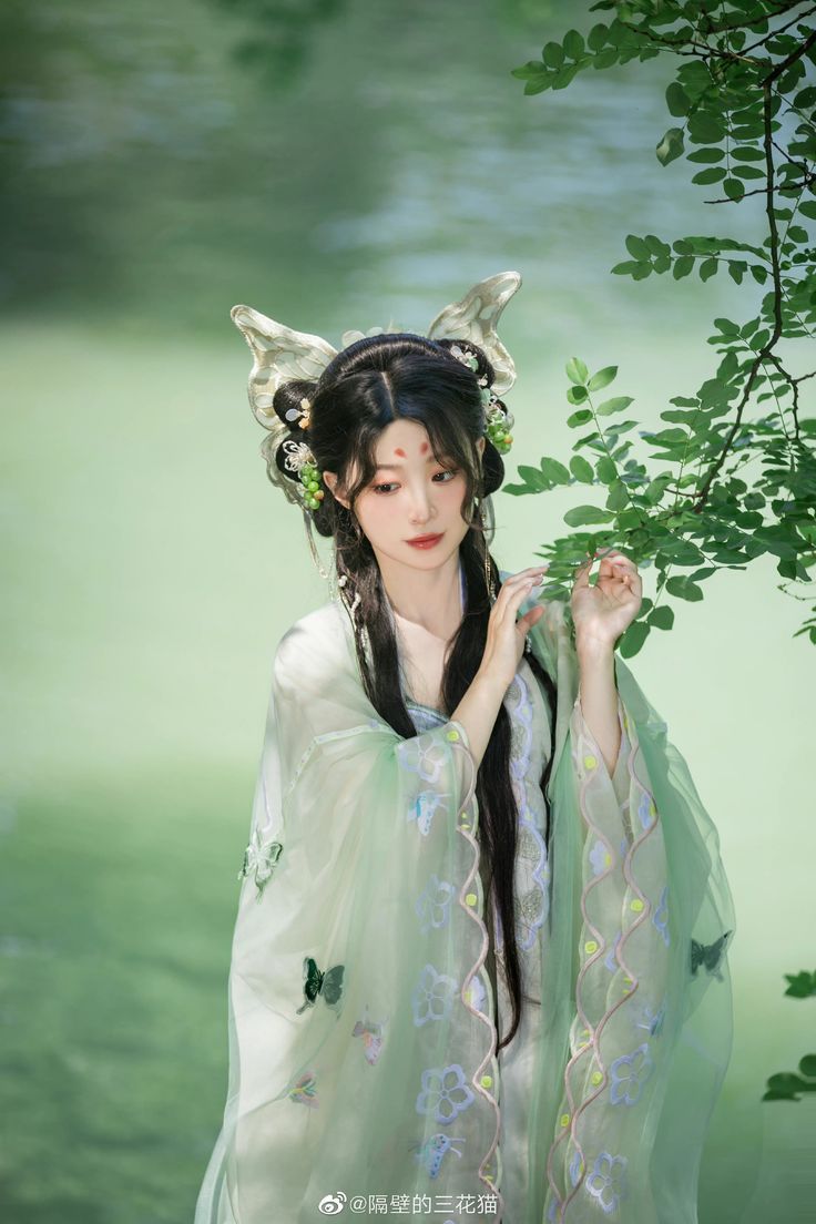 White Cheongsam Ensemble:Embracing Traditional Elegance White Cheongsam Ensemble:Embracing Traditional Elegance