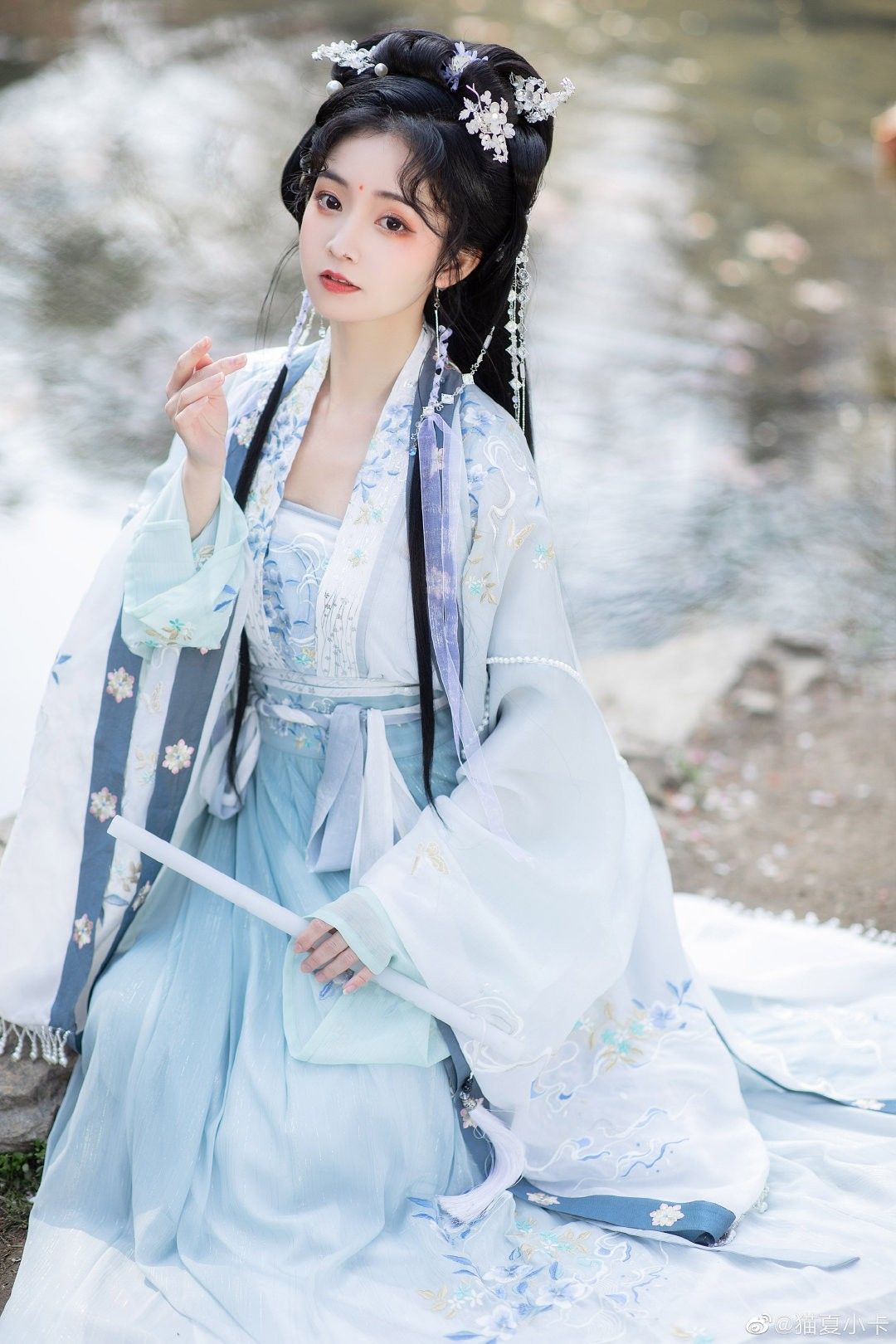 Blooming Beauty:The Enchantment of Flower-themed Hanfu Costumes in Modern Times Blooming Beauty:The Enchantment of Flower-themed Hanfu Costumes in Modern Times