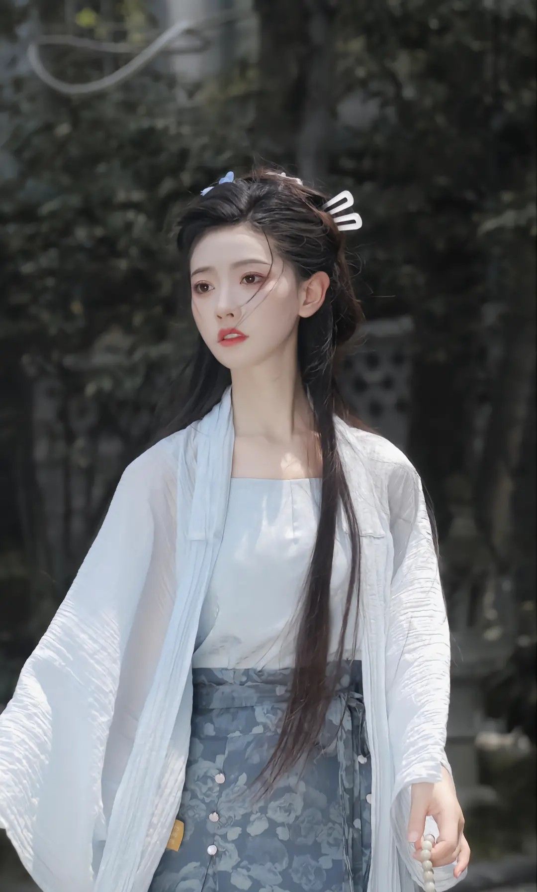 Embracing the New Chinese Style:The Cheongsam Woman Reimagined with Stylish Slits Embracing the New Chinese Style:The Cheongsam Woman Reimagined with Stylish Slits