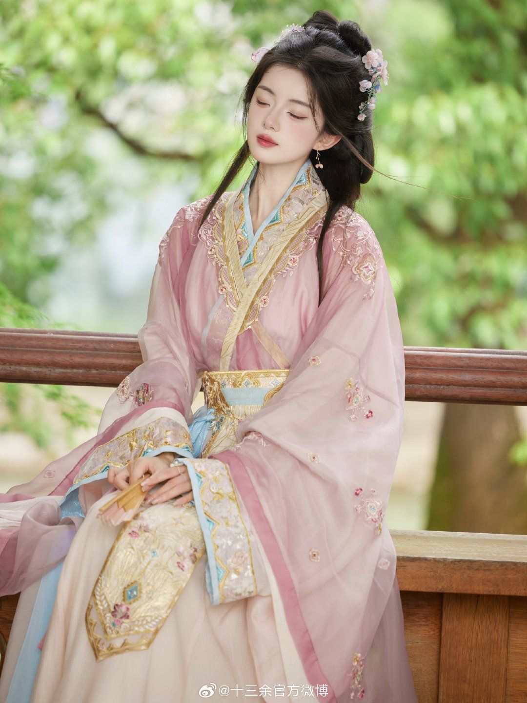 The Splendor of Jin-Style Hanfu with its Grand Sleeve in the Jin-Jin Dynasty The Splendor of Jin-Style Hanfu with its Grand Sleeve in the Jin-Jin Dynasty