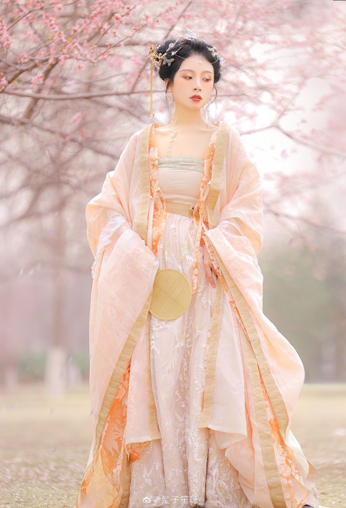 Little Girls in Traditional Hanfu Costumes:Embracing the Splendor of Chinese Heritage Little Girls in Traditional Hanfu Costumes:Embracing the Splendor of Chinese Heritage