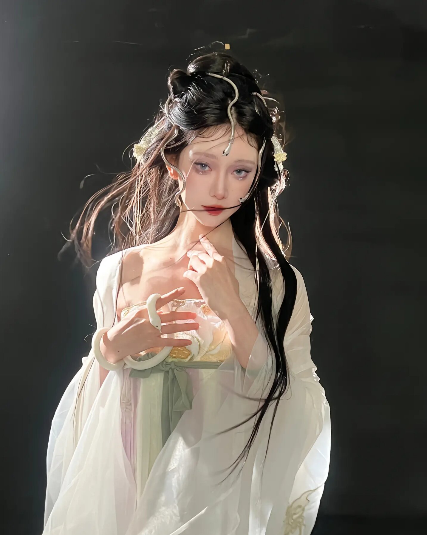 Winter Celebration:A Girl in Hanfu Costume Greets the New Year