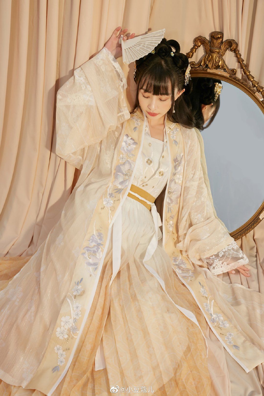 The Story of a Spring-Autumn Girl in Song-Style Hanfu Hanbok The Story of a Spring-Autumn Girl in Song-Style Hanfu Hanbok