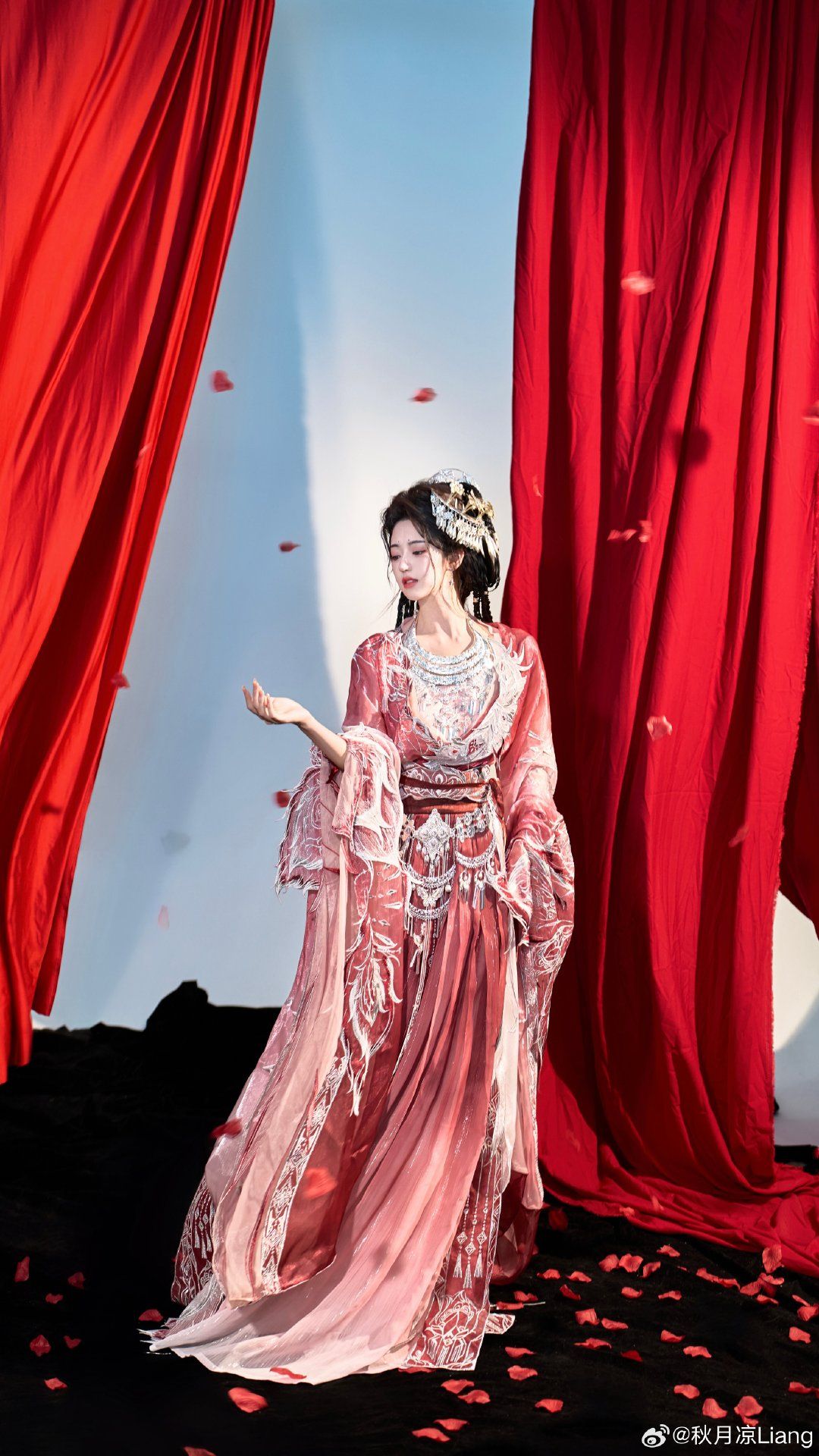 The Splendor of Golden Hanfu:A Journey into Traditional Chinese Elegance The Splendor of Golden Hanfu:A Journey into Traditional Chinese Elegance
