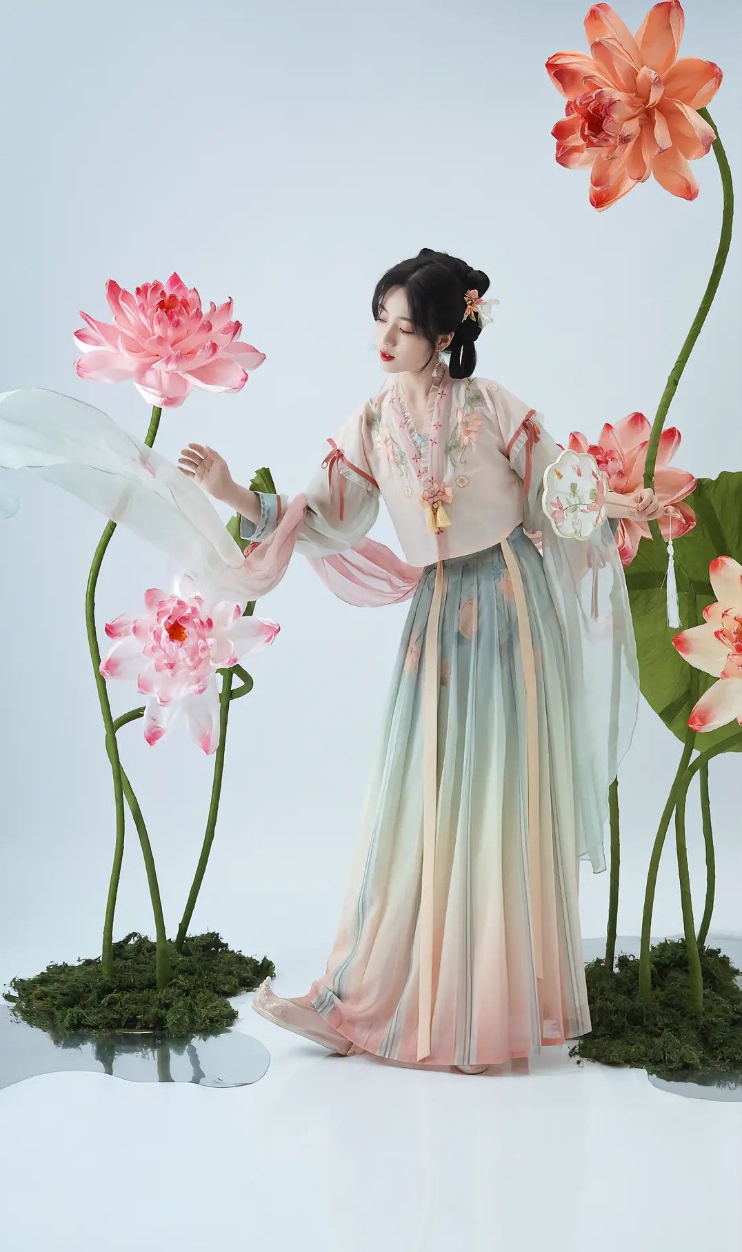 Mystic Maiden in Traditional Chinese Attire:The Fusion of Japanese Aesthetics and Hanfu Fashion Mystic Maiden in Traditional Chinese Attire:The Fusion of Japanese Aesthetics and Hanfu Fashion