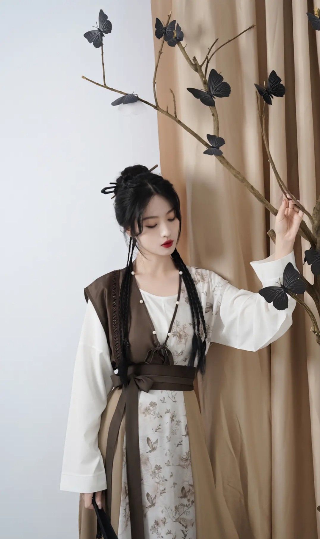 Ancient Style Hanfu Robes:The Enchanting World of Junior Schoolgirl in Traditional Chinese Beauty Ancient Style Hanfu Robes:The Enchanting World of Junior Schoolgirl in Traditional Chinese Beauty