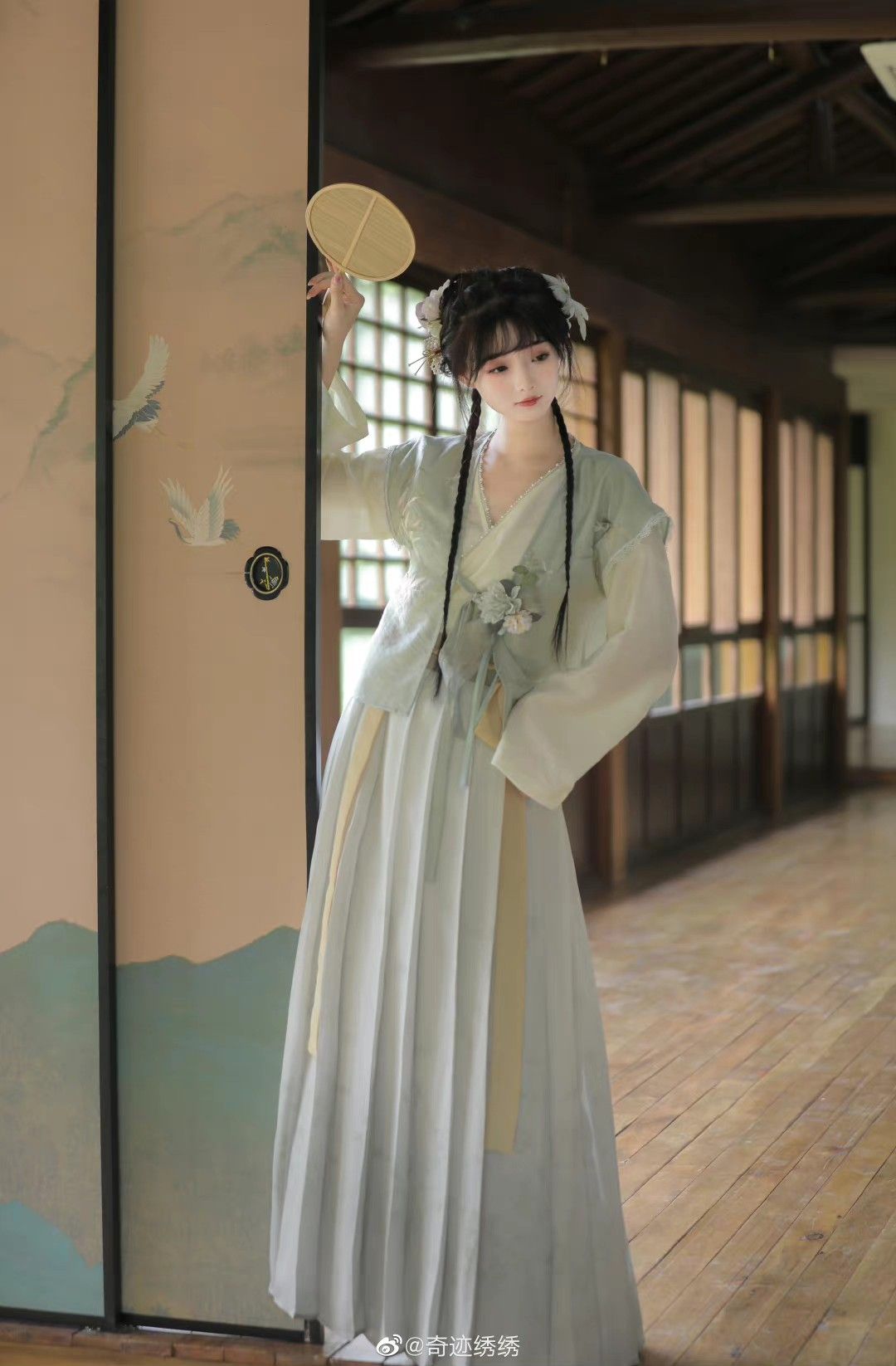 The Elegance of a Dark Blue Horseface Skirt in Traditional Chinese Fashion The Elegance of a Dark Blue Horseface Skirt in Traditional Chinese Fashion