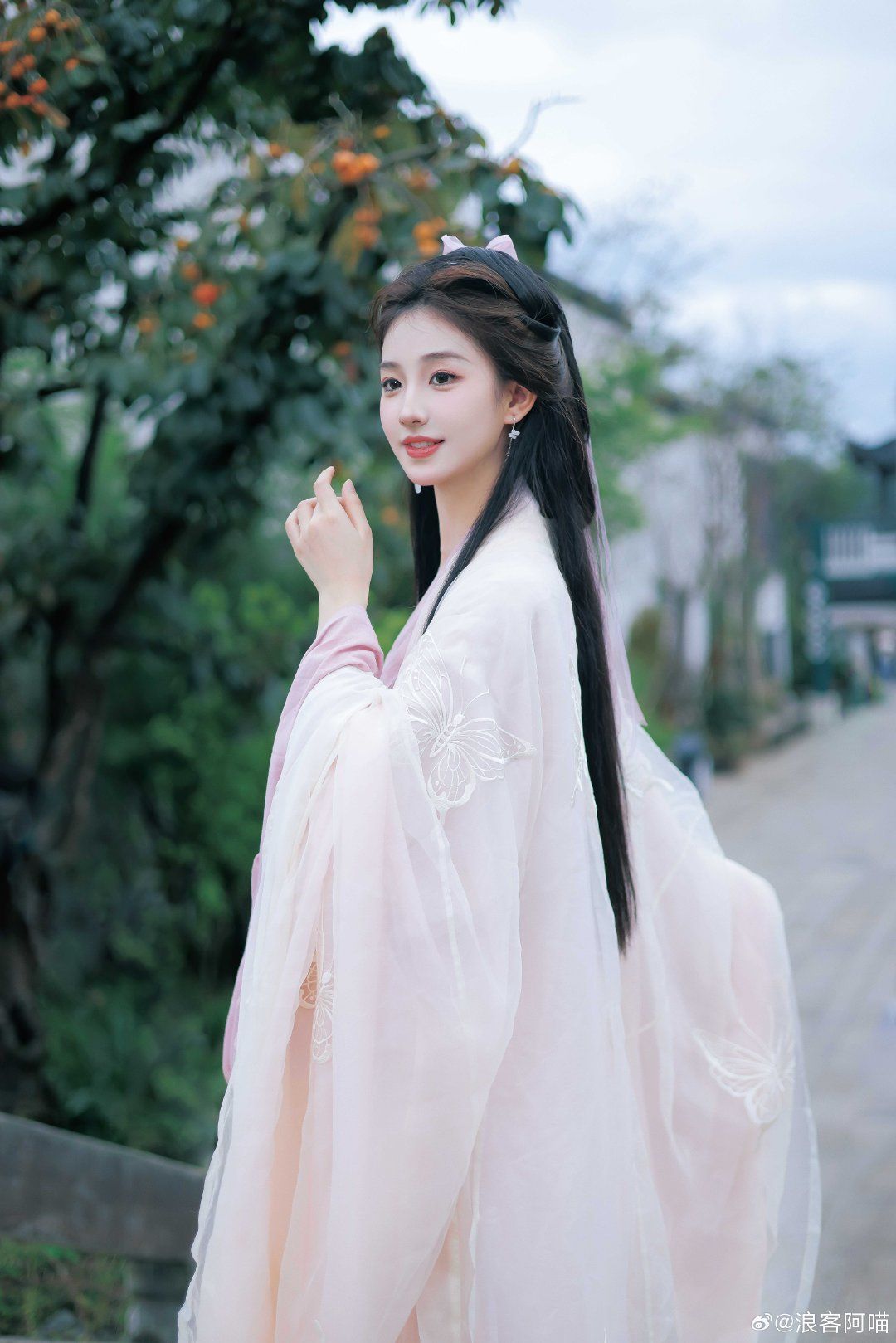 Embracing the Cool and Sassy Style of Traditional Hanfu Embracing the Cool and Sassy Style of Traditional Hanfu