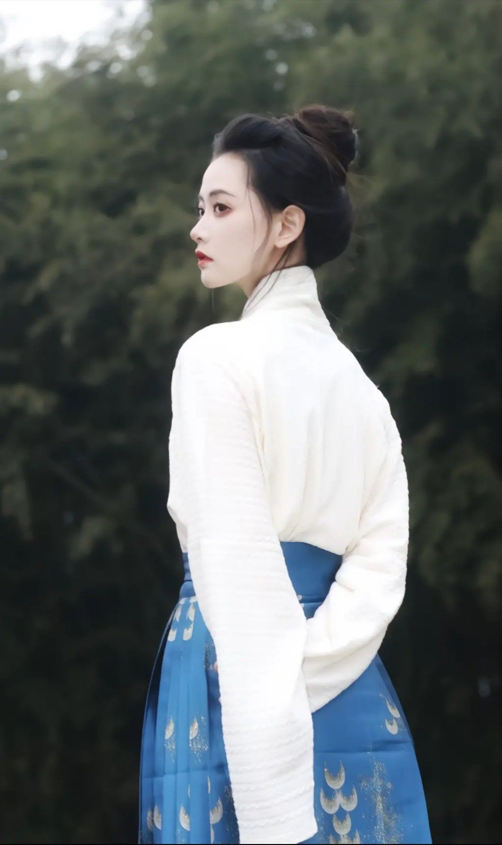 Embracing Modernity in a Black Cheongsam:Summer Fashion Evolution Embracing Modernity in a Black Cheongsam:Summer Fashion Evolution