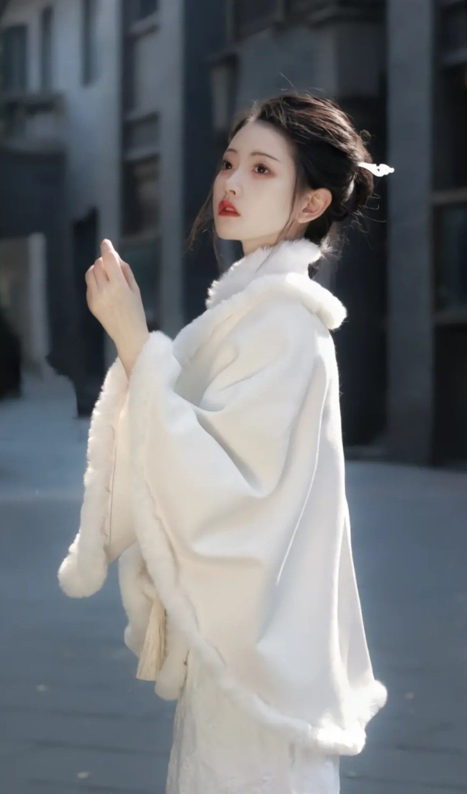 Vintage-Style Tailored Cheongsam with a Modern Floor-Sweeping Look for the Youth Vintage-Style Tailored Cheongsam with a Modern Floor-Sweeping Look for the Youth