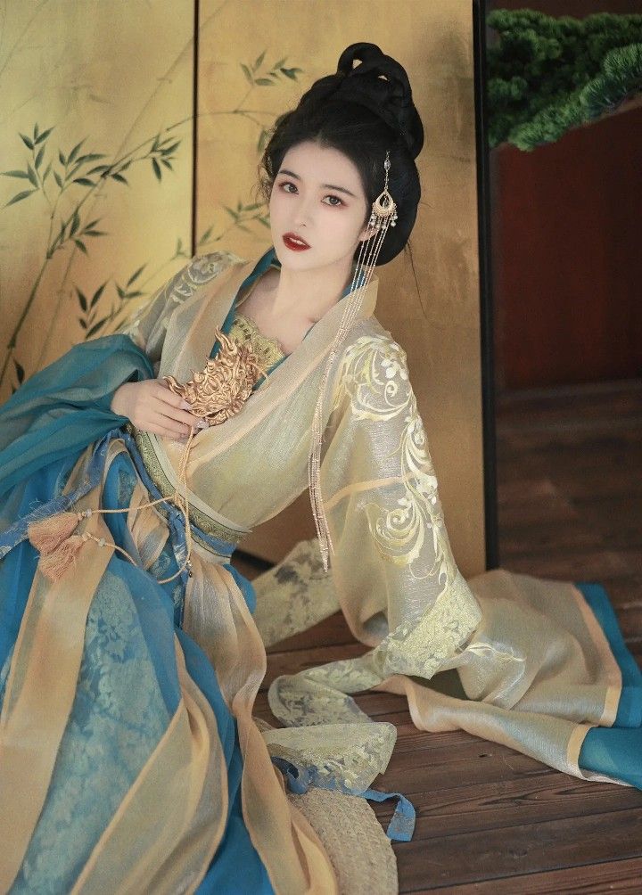 Custom-made Cheongsam for the Petite Figure:Embracing Elegance Despite Height Custom-made Cheongsam for the Petite Figure:Embracing Elegance Despite Height