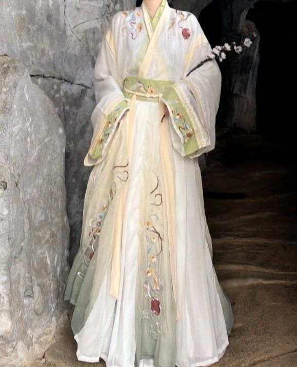 The Splendid Art of Flower-烫 Hair Ornaments in Traditional Hanfu Fashion The Splendid Art of Flower-烫 Hair Ornaments in Traditional Hanfu Fashion