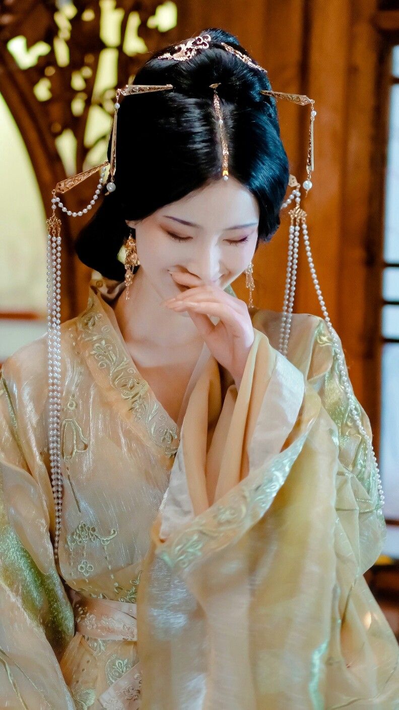 Elegant Cloud-Shoulder Robes:A Journey into the World of Hanfu Womens Fashion Elegant Cloud-Shoulder Robes:A Journey into the World of Hanfu Womens Fashion